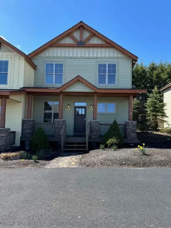 Spacious 5-bedroom, 5-bathroom townhome with WiFi, AC, Priv Hottub, ElecCharging