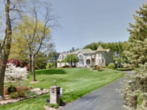 Gorgeous Chateau/House on 1.5 acres - in Annandale Center/ mins to Washington DC Hotels in Mason