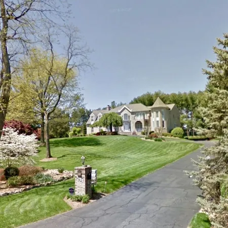 Gorgeous Chateau/House on 1.5 acres - in Annandale Center/ mins to Washington DC
