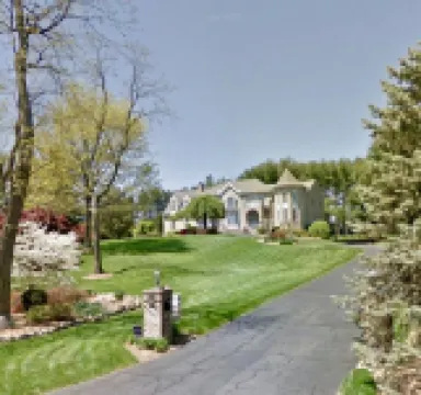 Gorgeous Chateau/House on 1.5 acres - in Annandale Center/ mins to Washington DC