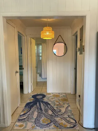 Charming family-friendly cottage near the beach, large lot with beautiful oaks