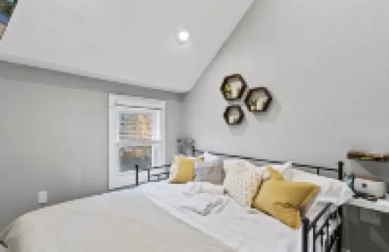 Live in Chic and Comfort: Experience Our Thoughtfully Designed 1 Bed with Loft! 日耳曼敦酒店