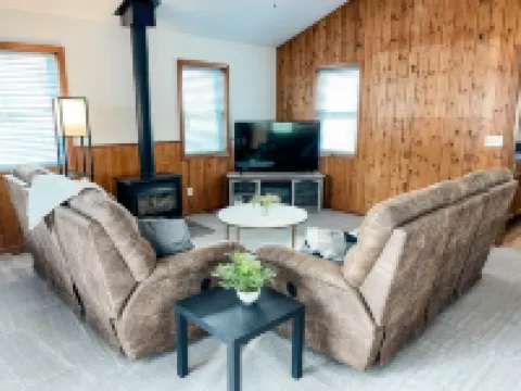 Cozy Home-Close to Lake & Centrally Located! フェアモントのホテル