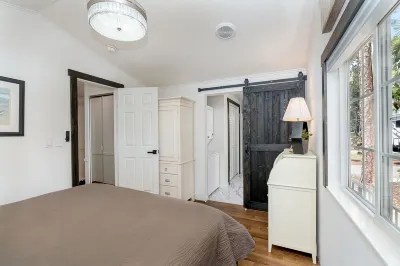 Cozy park home amenities galore! Near Legacy Bike trail & only 3 miles to beach. Caspersen Beach附近的飯店