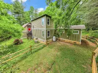 Cozy Home Near Avl, Dog Friendly with Fenced Yard! Hotels near Bearwallow Mountain Trail