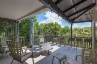 "Summer Salt Sunshine + Pets & HEATED POOL 150m to the beach!