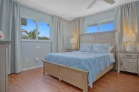 Ready Post Storms! Owner's Featured on HGTV - Mid Island - Private Beach Path Santini Marina Shopping Plaza附近的飯店