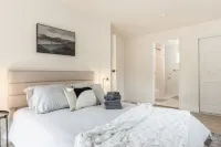 Large families/friends group: 6 bedroom w/3 bathrooms