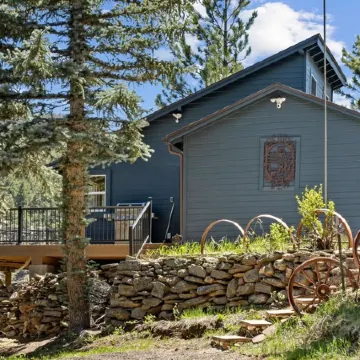 Updated Cabin Getaway Backs to Rocky Mountain Park, Beautiful Views! Adults Only