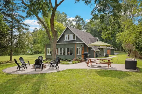 5-Star Murray Lake Retreat: Stunning Views & Modern Comfort Hotels in Grattan Township