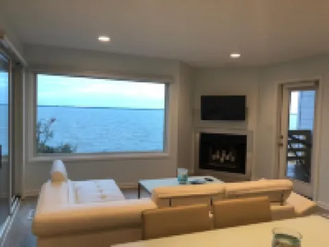 Waterfront Gorgeous Beach Home-Sunsets & Spa Bath