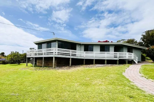 HEXAGON BEACH HOUSE - Great views of the Bay of Fires