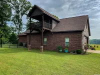 Beautiful House on the River! Book now for Spring & Summer 2025! - 3-Star