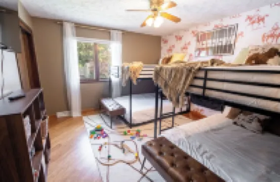 Omaha Oasis! Pool, Hot Tub, Mini Golf, Bar, Games