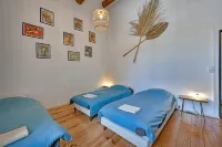 La Maison des Vendangeurs , Gîte with swimming pool and bicycles Chateau de Beaucaire附近的飯店