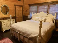 'CREEK-N-AWESOME'  Luxury Creek Cabin /Trout Fishing/Hot Tub/PET FRIENDLY