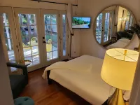 Charming House House w backyard oasis-10 min from the Beach!