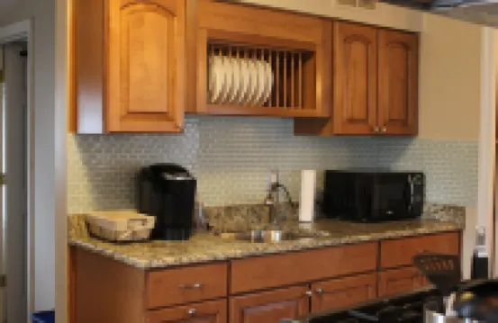 Walk to Downtown Royal Oak - Quiet neighborhood - Cozy 2 Bed 1 Bath Bungalow 羅亞爾奧克酒店