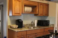 Walk to Downtown Royal Oak - Quiet neighborhood - Cozy 2 Bed 1 Bath Bungalow