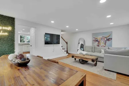 Quaint Royal Cottage @ Historic Leesburg