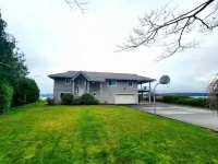 Beachfront home in Port Ludlow w/ game room
