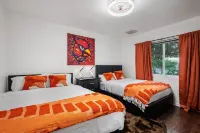 Glendale Retreat: Heated Pool, Golf, Gameroom, Bar