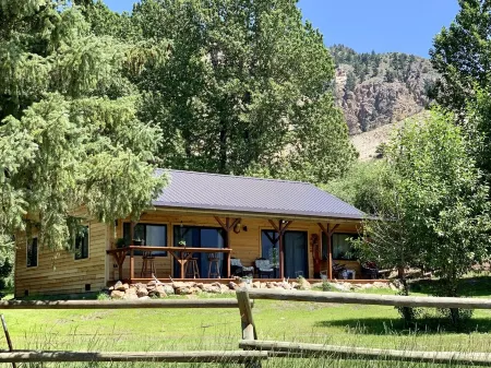 Newly built Sage Cabin -4 miles from YNP & Hot Springs in 13 acre horse ranch.