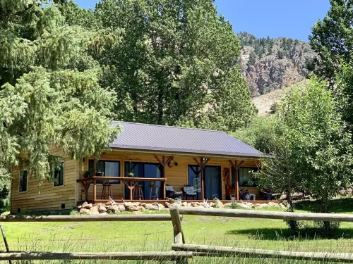 Newly built Sage Cabin -4 miles from YNP & Hot Springs in 13 acre horse ranch.