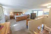 " The Lake House" 4 bed 4.5 bath at Tan-Tar-A Estates bordering Margaritaville Hotel a Osage Township