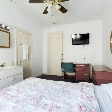 Hotel del Flores Отели рядом с достопримечательностью «Golden Triangle»