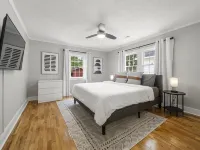 Cozy 4BR Cottage in Downtown Warm Springs Hotels in Meriwether County