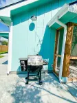 NEW 3BR/2B home w/ fenced yard - Dog & EV friendly - 4성급