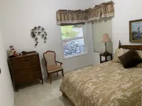 Large One-Story 4BD/2BA Home with Office, Covered Deck, Waterfall, and Nature - badewanne