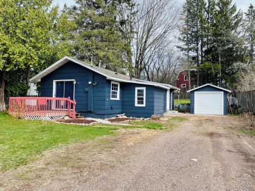 NEW Dog and Family Friendly Cabin w/Fire Pit, Remodeled, Centrally Located