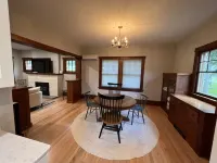 Renovated charmer in the heart of Decorah’s Park District Hotel di Decorah