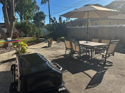 Newly renovated, family and dogs friendly home, 5 miles from the Venice beach!