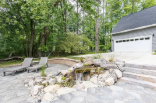 8 Miles to Bush Gardens/5 Bedroom Rancher with 2 Master's/ Playground/Backyard