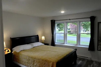 Renovated Gem 2 BR walk to Allstar Vill w/AC Sleeps 6