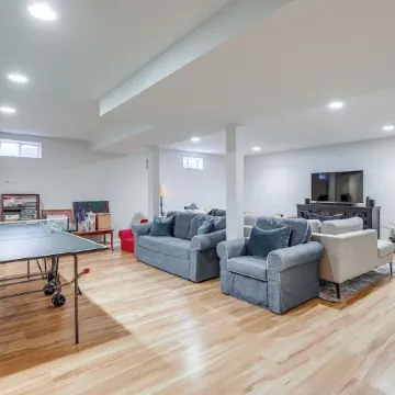 Spacious home for entertaining, centrally located to beach, ferry, and airport.