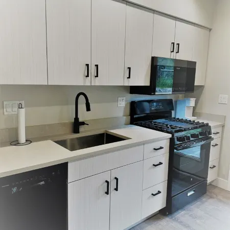 Outlaw Inn Unit 3. MODERN, newly remodeled unit, STEPS from Main Street!