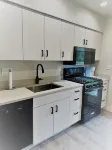 Outlaw Inn Unit 3. MODERN, newly remodeled unit, STEPS from Main Street!