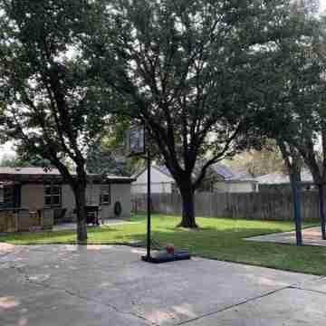 The Yellow Door- Close to I-40, Garage, B-ball Court, Fire-pit and Grill Hotel Exterior