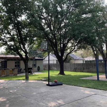 The Yellow Door- Close to I-40, Garage, B-ball Court, Fire-pit and Grill