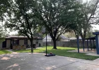 The Yellow Door- Close to I-40, Garage, B-ball Court, Fire-pit and Grill