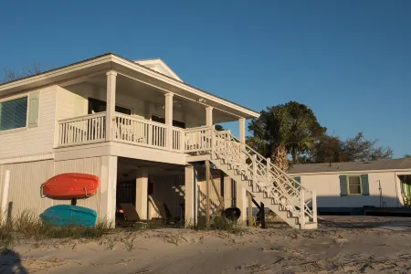 Beach Front South End, Designer Decorated, Dream Retreat on Tybee Island!
