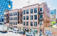 Beautiful Downtown 3BR with Free Parking Hotels in West Loop