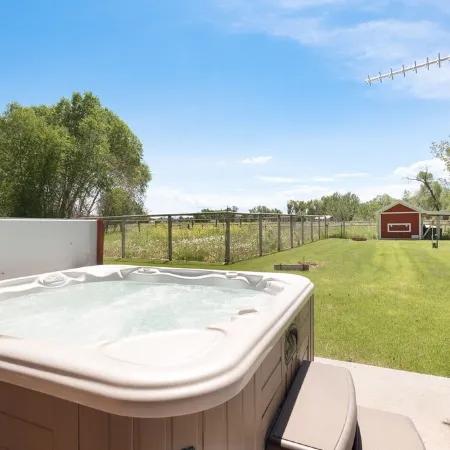 SPECIAL RATES Pet Friendly Log Cabin, Sleeps 8, Hot Tub, Fishing & Skiing Galore