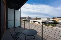 Stylish DT Studio w/ Private Balcony!
