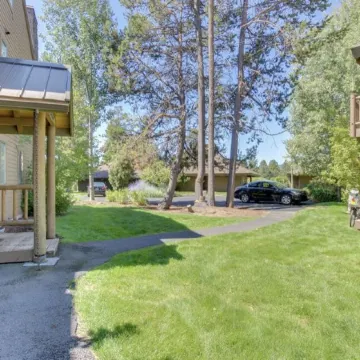 Cozy Sunriver Condo w/Pool Sharc Passes! Close to Sunriver Lodge & Shopping.
