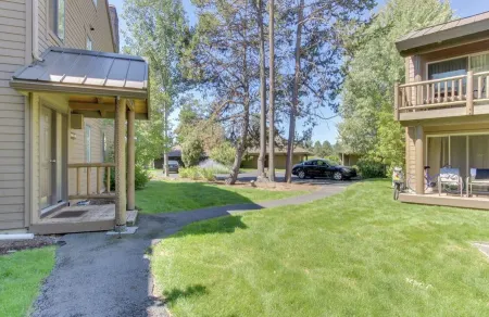 Cozy Sunriver Condo w/Pool Sharc Passes! Close to Sunriver Lodge & Shopping.